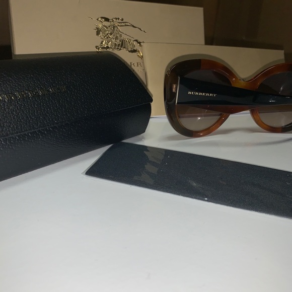 NWT Burberry 54mm UV Protection Butterfly Sunglass - Picture 5 of 8